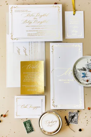 Minimalistische Hochzeitseinladungen in weißer Farbe mit Vergoldung. Hochzeitseinladungen mit dekorativem Rahmen