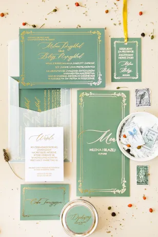 Goldene Hochzeitseinladungen mit einer Dominanz von Grün. Minimalistische Hochzeitseinladungen mit goldenem Rahmen