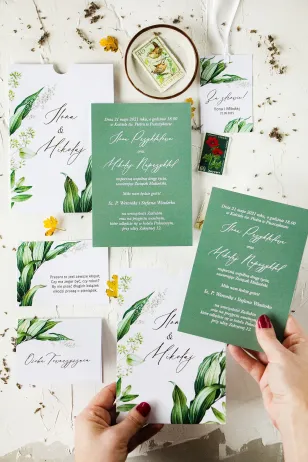Botanische Hochzeitseinladungen in einem eleganten Etui. Vintage-Einladungen mit Pflanzengrafik und Gehäusevergoldung