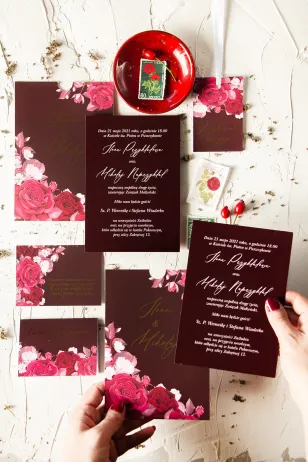 Burgunderrote Hochzeitseinladungen in einem Etui mit vergoldeter Schrift. Elegante Einladungen mit vergoldeten Details