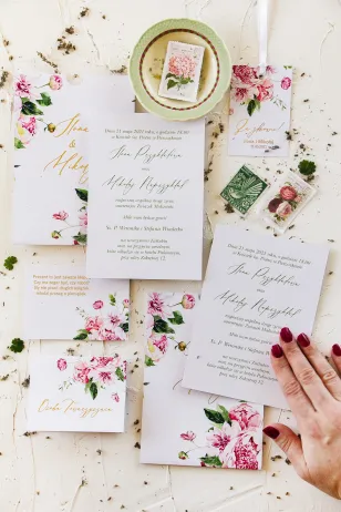 Pastellfarbene Hochzeitseinladungen mit Pfingstrosen. Einladungen im Originaletui mit vergoldeter Inschrift