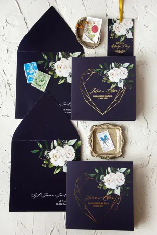 Marineblaue Hochzeitseinladungen mit geometrischem, goldenem Herz und weißem Blumenmotiv