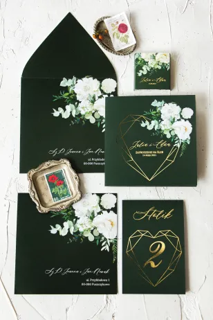 Hochzeitseinladungen in flaschengrüner Farbe. Einladungen mit goldenem, geometrischem Herz