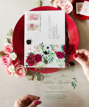 Burgunderfarbene Hochzeitseinladungen auf Glas mit pastellfarbenen Dahlien und weißen Anemonen
