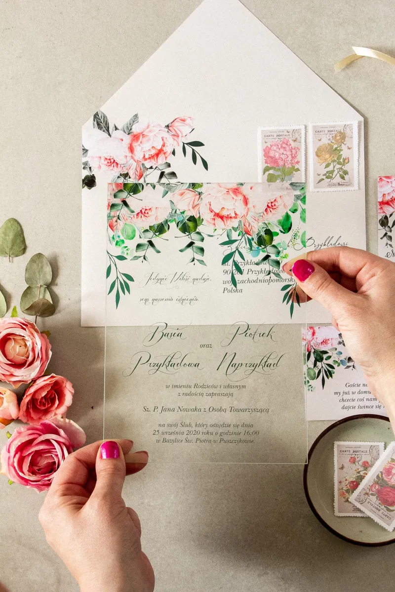 Hochzeitseinladungen auf Glas mit rosa Pfingstrosen und Rosen unter Zugabe von Eukalyptuszweigen