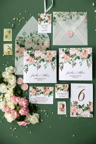 Zarte Hochzeitseinladungen mit vergoldeten Zweigen. Hochzeitseinladungen mit rosa Pfingstrosen und Hortensien