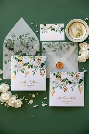 Hochzeitseinladungen mit vergoldeten Zweigen und einem Strauß weißer Pfingstrosen und Hortensien