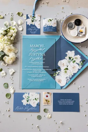 Hochzeitseinladungen aus Glas mit weißen Pfingstrosen und Rosen. Einladungen in staubigem Blau mit weißer Schrift
