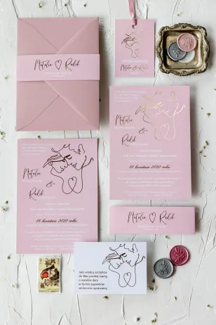 Delikatne zaproszenia ślubne z motywem Pary Młodej, złote detale w postaci czcionki i grafiki