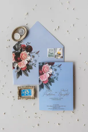 Glamour-Hochzeitseinladungen mit silbernem Text – gedämpftes Blau kombiniert mit burgunderrosafarbenem Blumenstrauß