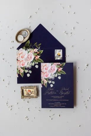 Marineblaue Hochzeitseinladungen im Glamour-Stil mit silbernem Text – rosa Pfingstrosenstrauß auf dunklem Hintergrund mit Eukaly