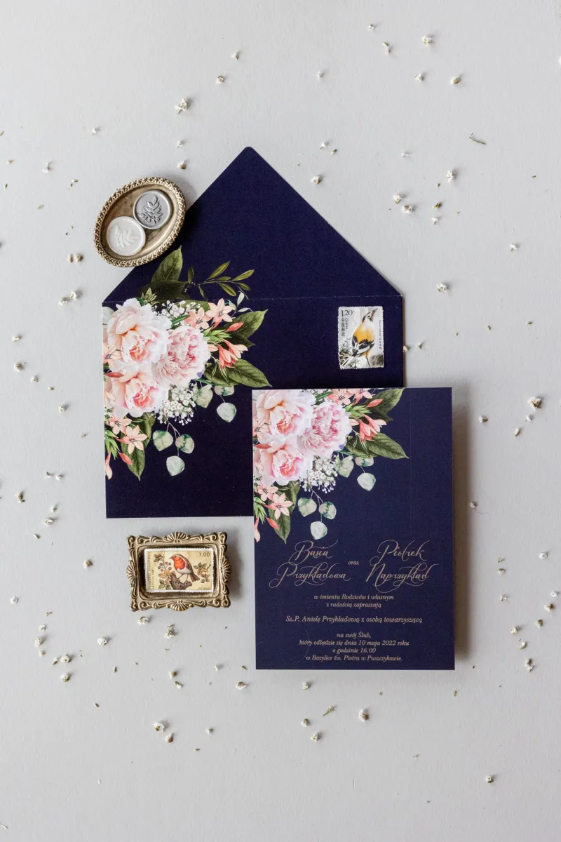 Marineblaue Hochzeitseinladungen im Glamour-Stil mit silbernem Text – rosa Pfingstrosenstrauß auf dunklem Hintergrund mit Eukaly Marineblaue Hochzeitseinladungen im Glamour-Stil mit silbernem Text – rosa Pfingstrosenstrauß auf dunklem Hintergrund mit Eukaly