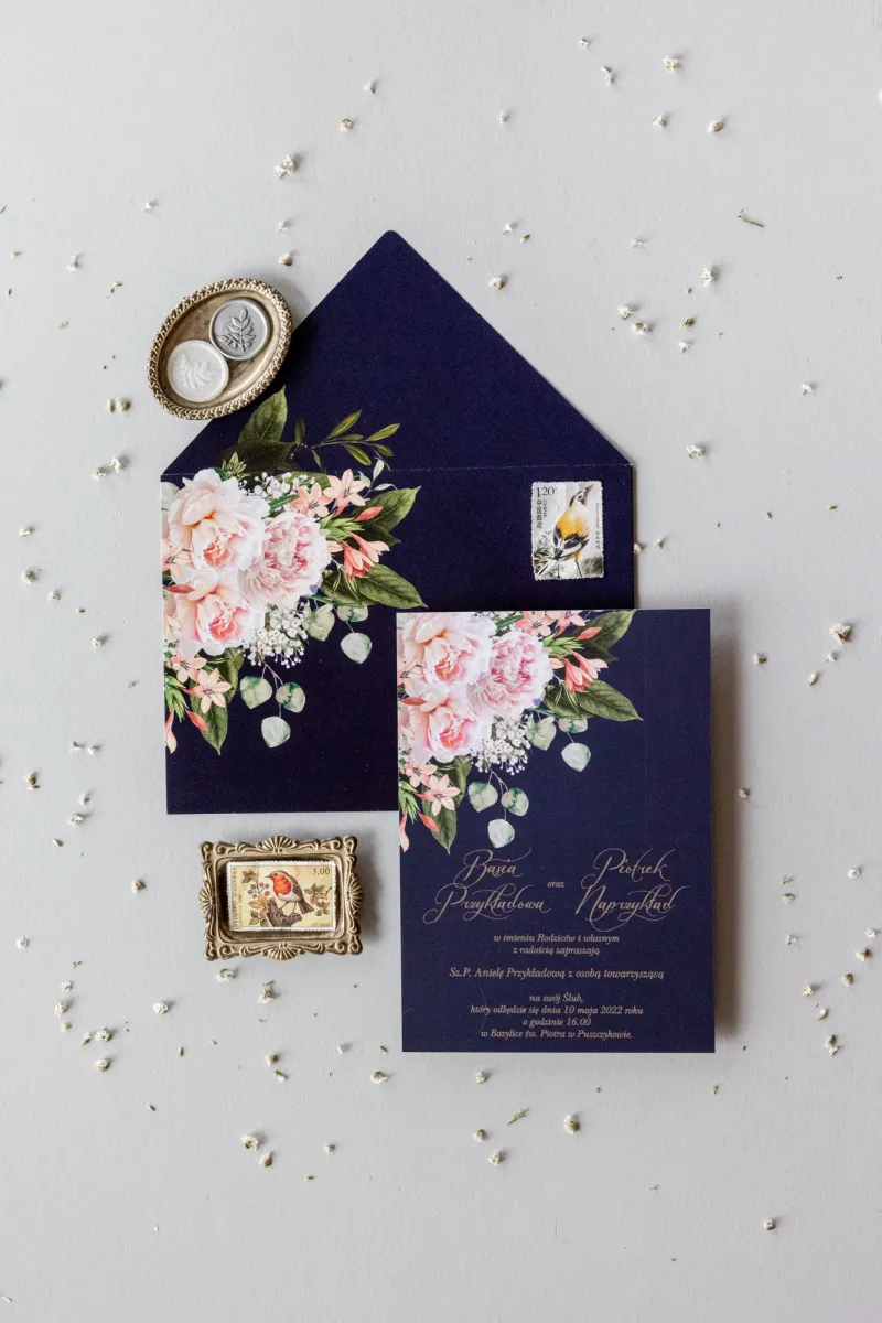 Granatowe zaproszenia ślubne w stylu glamour ze srebrnym tekstem – różowy bukiet piwonii na ciemnym tle z dodatkiem eukaliptusa