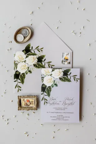 Hochzeitseinladungen mit weißen Rosen im Glamour-Stil mit silbernem Text mit einer dominanten Farbe von zartem Grau