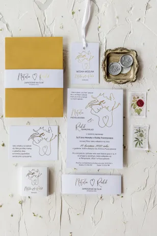 Weiße Hochzeitseinladungen mit Vergoldung und zarten Grafiken. Für Einladungen goldener Umschlag