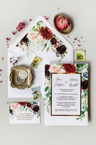 Glamour-Hochzeitseinladungen mit burgunderroten und burgunderroten Pfingstrosen und Dahlien, mit dem Zusatz von rosa – vergoldet