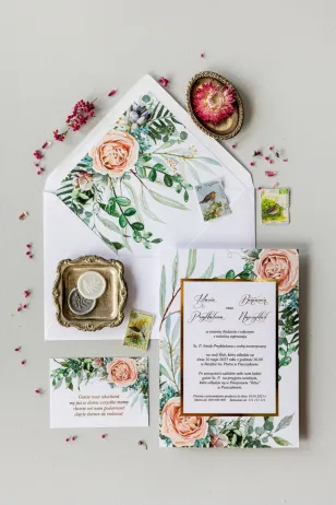Zaproszenia ślubne w stylu glamour z delikatnymi brzoskwiniowymi piwoniami i zielonymi gałązkami