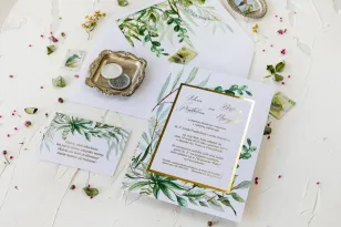 Glamour-Hochzeitseinladungen mit botanischem Grünmotiv – grüne Zweige, umgeben von goldenem Rahmen und Text
