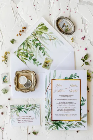 Glamour-Hochzeitseinladungen mit botanischem Grünmotiv – grüne Zweige, umgeben von goldenem Rahmen und Text