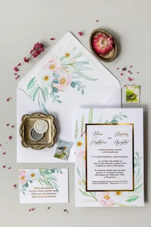 Glamour-Hochzeitseinladungen mit vergoldetem Rahmen und Text - ein dezentes Muster mit rosa und weißen Pfingstrosen
