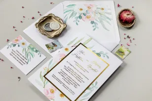 Zaproszenia ślubne w stylu glamour ze złoconą ramką i tekstem - subtelny wzór z różowymi i białymi piwoniami