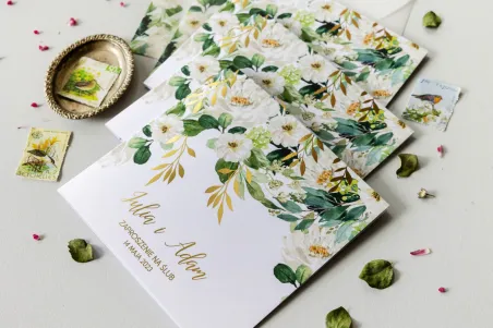 Biało-zielone zaproszenia ślubne ze złoconymi gałązkami w stylu glamour, motyw delikatnych, białych kwiatów i zieleni