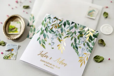 Weiß-grüne Hochzeitseinladungen mit Maiglöckchen und vergoldeten Zweigen im Glamour-Stil