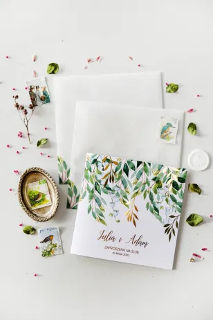 Weiß-grüne Hochzeitseinladungen mit Maiglöckchen und vergoldeten Zweigen im Glamour-Stil