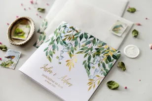Weiß-grüne Hochzeitseinladungen mit Maiglöckchen und vergoldeten Zweigen im Glamour-Stil