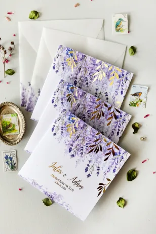 Lila Hochzeitseinladungen mit Heidekraut und vergoldeten Zweigen im Glamour-Stil
