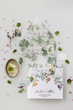 Hochzeitseinladungen mit goldenen Zweigen in weißen, winterlichen Farben. Für Einladungen zarter Umschlag aus Kohlepapier.