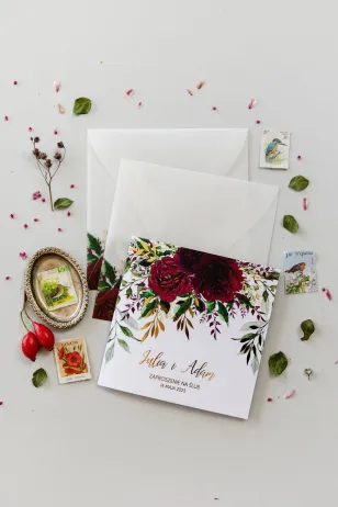 Burgunderrote, burgunderrote Hochzeitseinladungen mit vergoldeten Zweigen im Glamour-Stil, burgunderrotes Pfingstrosenmotiv mit 
