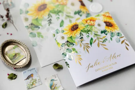 Hochzeitseinladungen mit goldenen Zweigen und Sonnenblumen, perfekt für eine Sommerhochzeit