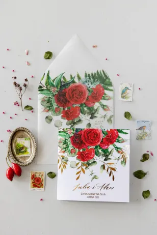 Elegante Hochzeitseinladungen mit goldenen Zweigen und weinroten Rosen mit roten Nelken und Eukalyptus