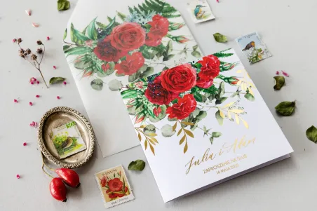 Eleganckie zaproszenia ślubne ze złotymi gałązkami i bordowymi różami z dodatkiem czerwonych goździków i eukaliptusa