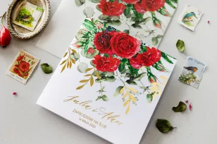 Eleganckie zaproszenia ślubne ze złotymi gałązkami i bordowymi różami z dodatkiem czerwonych goździków i eukaliptusa