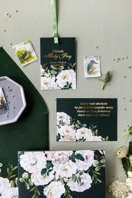 Hochzeitseinladungen in Flaschengrün mit einem eleganten Strauß aus weißen Rosen und Pfingstrosen