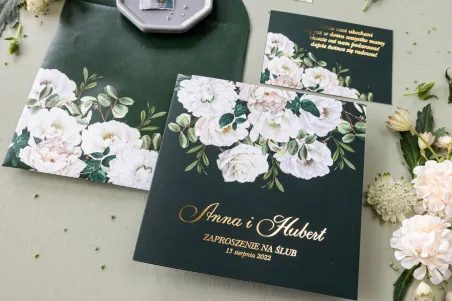 Hochzeitseinladungen in Flaschengrün mit einem eleganten Strauß aus weißen Rosen und Pfingstrosen