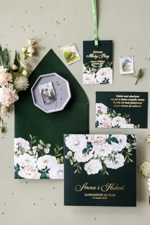 Hochzeitseinladungen in Flaschengrün mit einem eleganten Strauß aus weißen Rosen und Pfingstrosen