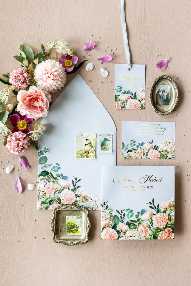 Romantyczne zaproszenia ślubne z eleganckim bukietem z drobnych, pudrowych róż i białych hortensji