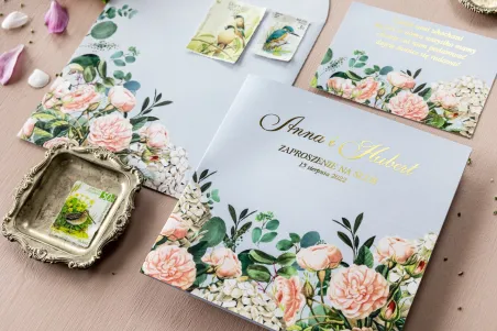 Romantyczne zaproszenia ślubne z eleganckim bukietem z drobnych, pudrowych róż i białych hortensji