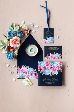 Marineblaue Hochzeitseinladungen mit einem eleganten Strauß aus rosa Pfingstrosen und blauen Hortensien