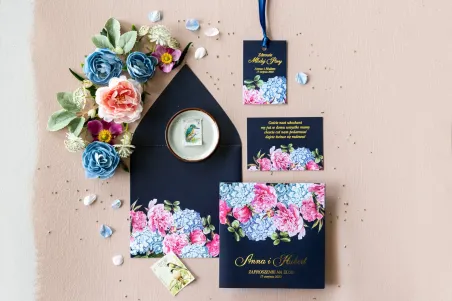 Granatowe zaproszenia ślubne z eleganckim bukietem z różowych piwonii i niebieskich hortensji
