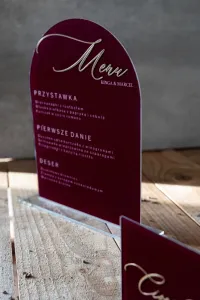 Eleganckie Menu Weselne Pleksi Bordowe ze Złotym Napisem