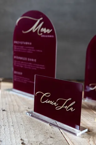 Eleganckie Menu Weselne na Stół, Bordowe ze Złoceniem | Menu na Pleksi Glamour | Dalia nr 6