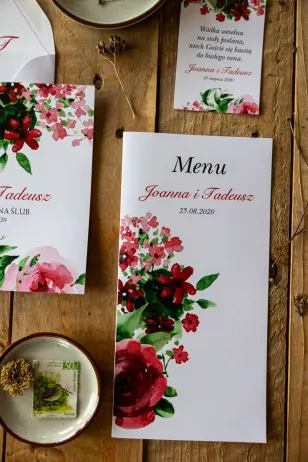 Menu weselne z bordowymi kwiatami w połączeniu z zielenią liści