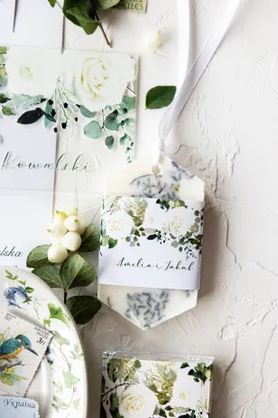 Zapachowa zawieszka sojowa jako podziękowania dla Gości weselnych, owijka z kwiatowym motywem białych róż