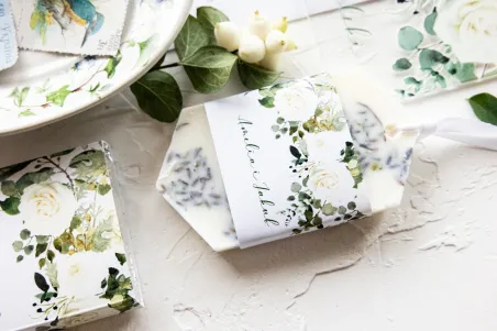 Zapachowa zawieszka sojowa jako podziękowania dla Gości weselnych, owijka z kwiatowym motywem białych róż