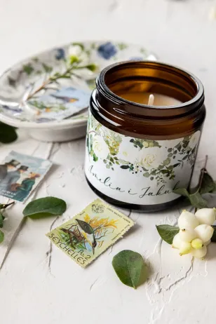 Natürliche Sojakerzen - danke an die Gäste. Etikett mit floralem Motiv aus weißen Rosen und Eukalyptuszweigen