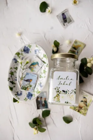 Świeczki - Podziękowania dla gości. Etykieta z kwiatowym motywem białych róż i zielonymi gałązkami eukaliptusa